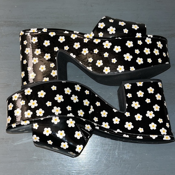 Wild Pair Womens Melborne Black w White Daisy Patent Platform Sandals Black 9 M - Picture 8 of 14